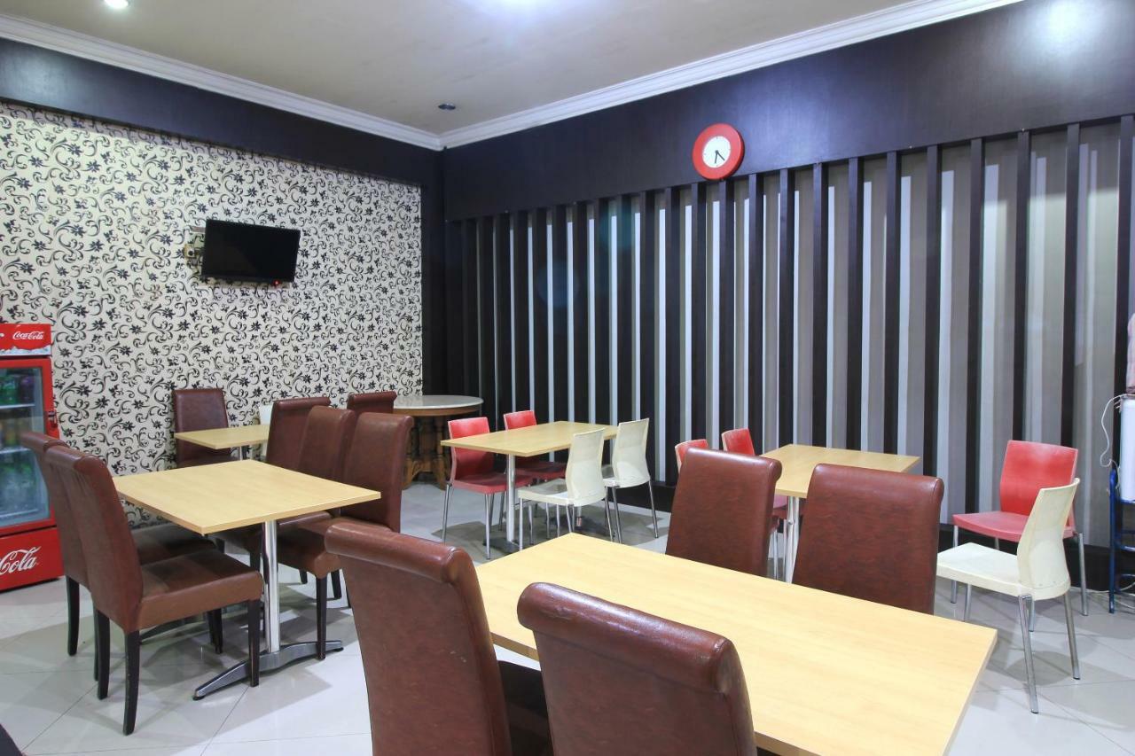 Oyo 717 Hotel Dharma Utama Syariah Pekanbaru Exterior foto