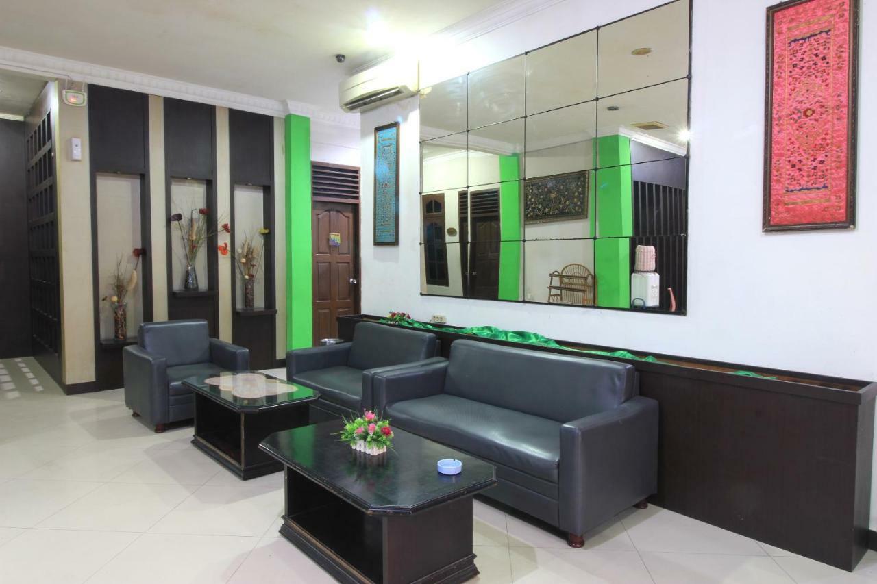 Oyo 717 Hotel Dharma Utama Syariah Pekanbaru Exterior foto