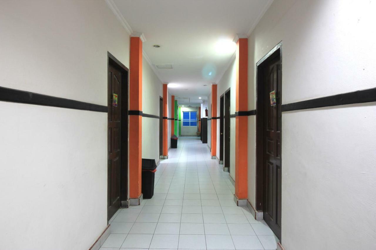 Oyo 717 Hotel Dharma Utama Syariah Pekanbaru Exterior foto